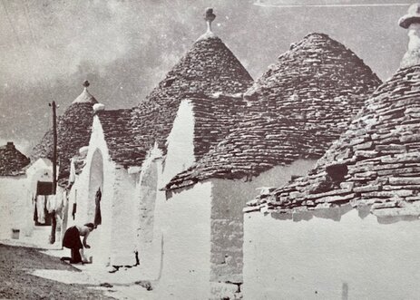 I tetti a cono dei trulli di Alberobello fotografati dall'alto, in un'immagine d'epoca
