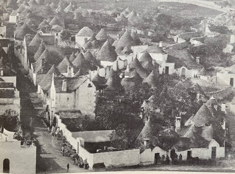 Veduta dall'alto dei trulli di Alberobello, con le colline della Valle d'Itria sullo sfondo
