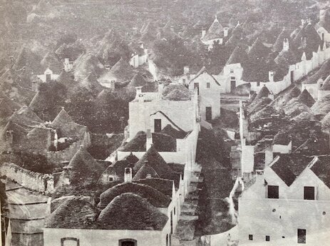 Vista dall'alto dei tetti di Alberobello, dove i coni dei trulli si mescolano ai tetti in muratura